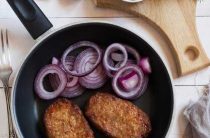 Как приготовить вкусные котлеты из фарша с морковью и луком на домашней кухне