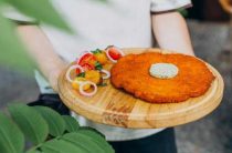 Вкусный рецепт куриной грудки с ветчиной и сыром в хрустящей панировке