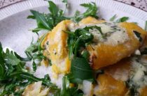 Куриные конверты с голубым сыром как оригинальное и вкусное блюдо на столе