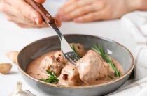 Нежная курица в молочном соусе с картошкой и специями для уютного ужина