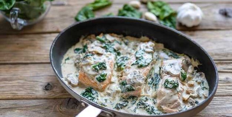 Вкусная курица со шпинатом в сливочном соусе простой рецепт для всей семьи