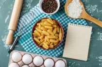 Простой и вкусный рецепт макарон с яйцами на сковороде для быстрого ужина