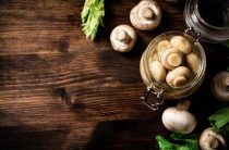 Вкусные маринованные грибы с луком и маслом для вашего стола