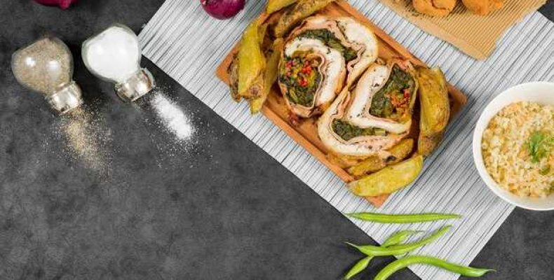 Нежные куриные рулетики с оригинальной начинкой для вашего стола