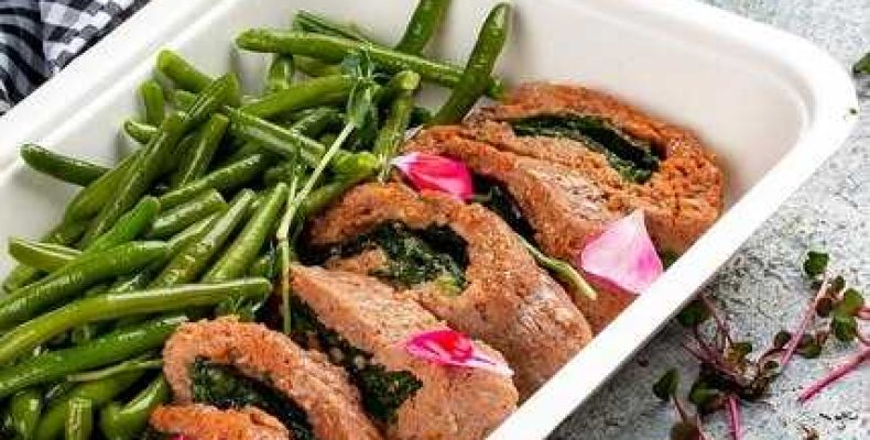 Рецепт сочного мясного рулета из фарша с начинкой запеченного в духовке