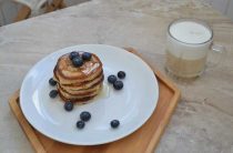 Простой рецепт воздушных оладий на кефире с использованием пол литра продукта