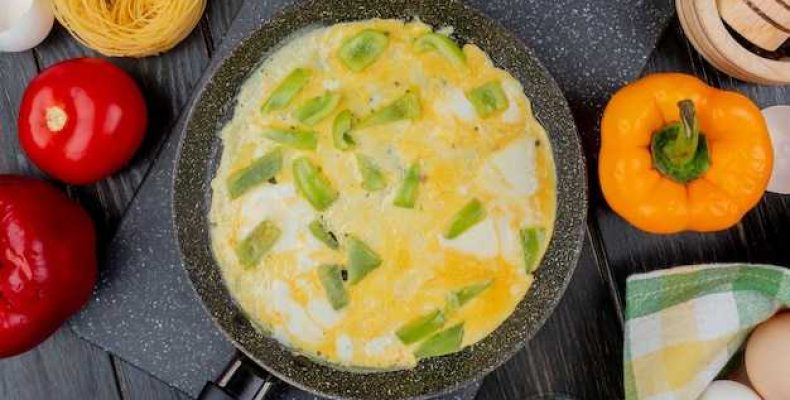 Приготовление вкусного омлета с куриной грудкой на сковороде для вашего завтрака