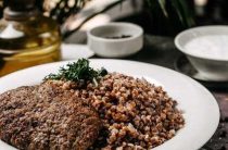 Сытная перловка с говядиной в горшочке запеченная в духовке для семейного ужина