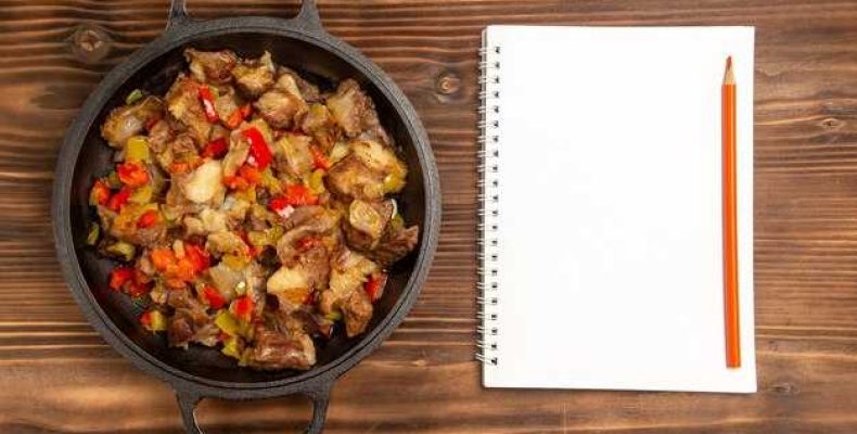 Как потушить мясо с луком на сковороде вкусно и просто