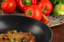 Как быстро и вкусно пожарить стейк из свинины на сковороде в домашних условиях