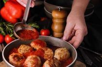 Простой рецепт вкусных фрикаделек из фарша с аппетитной подливкой на сковороде