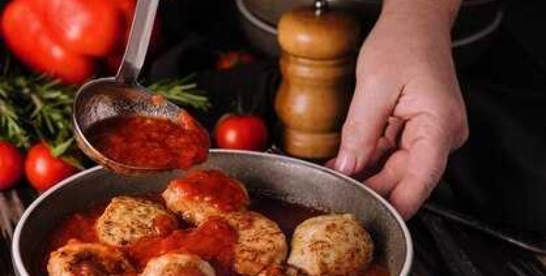 Простой рецепт вкусных фрикаделек из фарша с аппетитной подливкой на сковороде