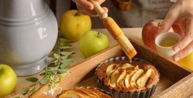 Как приготовить воздушную шарлотку с яблоками по простому рецепту