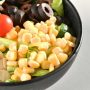 Простой рецепт салата с консервированной кукурузой и яйцом для вашего стола