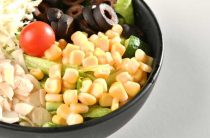 Простой рецепт салата с консервированной кукурузой и яйцом для вашего стола