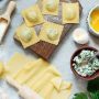 Изысканные равиоли со шпинатом и сливочным соусом с пармезаном для гурманов