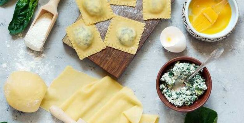 Изысканные равиоли со шпинатом и сливочным соусом с пармезаном для гурманов