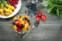 Как приготовить вкусный салат из свежих фруктов и ягод на каждый день