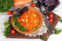 Простой и вкусный салат с куриной грудкой и корейской морковью для любого стола