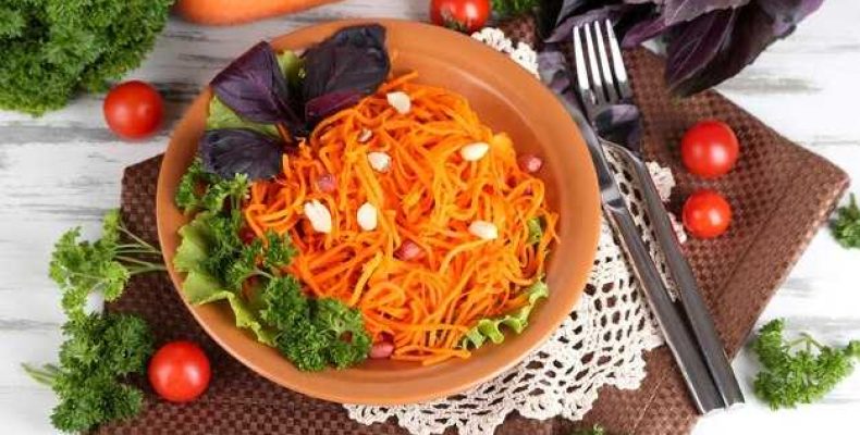 Простой и вкусный салат с куриной грудкой и корейской морковью для любого стола
