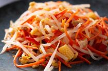 Салат из копченой курицы с корейской морковкой и фасолью для праздничного стола