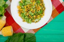 Простой и вкусный салат с консервированной кукурузой и хрустящими сухариками