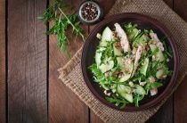 Нежный салат из курицы с пекинской капустой для легкого и вкусного обеда