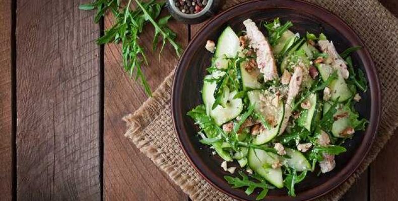 Нежный салат из курицы с пекинской капустой для легкого и вкусного обеда