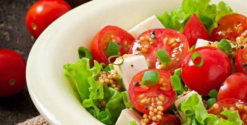 Простой и вкусный салат из курицы с помидорами и сыром для вашего стола