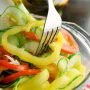 Натуральный салат из свежих овощей с ароматным оливковым маслом