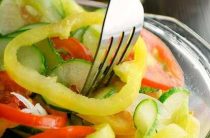 Натуральный салат из свежих овощей с ароматным оливковым маслом