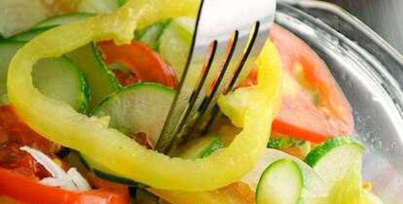 Натуральный салат из свежих овощей с ароматным оливковым маслом