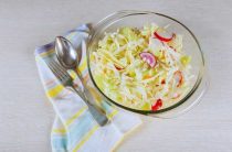 Простой и вкусный салат из репчатого лука с растительным маслом для вашего стола