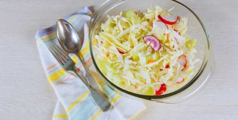 Простой и вкусный салат из репчатого лука с растительным маслом для вашего стола