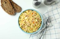 Простой и вкусный салат из яйца и горошка для праздничного стола