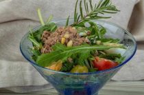 Простой и вкусный рецепт рыбного салата с консервированной рыбой на каждый день