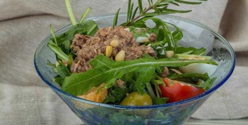 Простой и вкусный рецепт рыбного салата с консервированной рыбой на каждый день