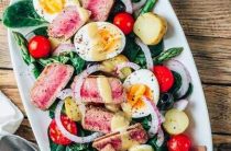 Простой и вкусный салат с огурцами яйцами и копченой колбасой на каждый день