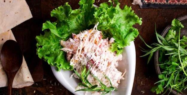 Простой и вкусный салат с рыбными консервами для праздника и буднего дня