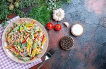 Простой и вкусный салат с грибами ветчиной и огурцами для любого праздника