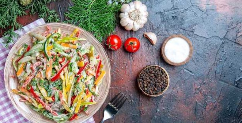 Простой и вкусный салат с грибами ветчиной и огурцами для любого праздника