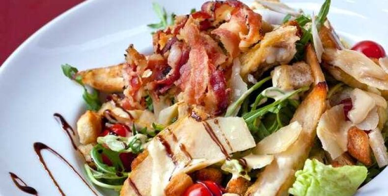 Рецепт изысканного салата с грушей и хрустящим беконом для яркого угощения