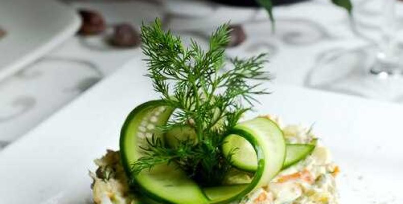 Как приготовить ароматный салат с консервами рыбы яйцом и огурцом