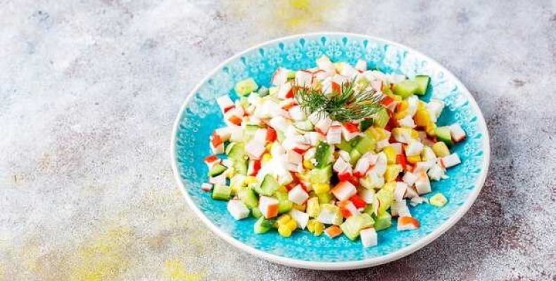 Простой и вкусный рецепт салата с крабовыми палочками капустой и кукурузой