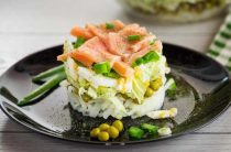 Простой и вкусный салат с крабовыми палочками капустой и кукурузой