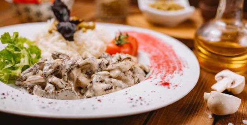 Необычный салат с курицей, грибами, черносливом и грецкими орехами на праздничный стол