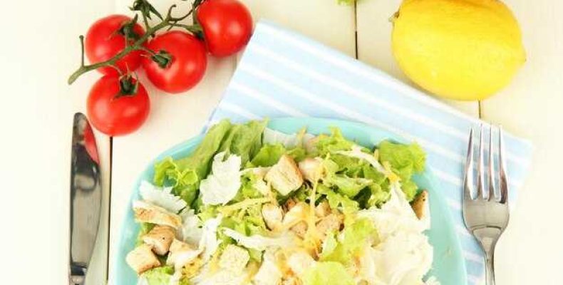 Вкусный салат с вареной курицей и маринованными огурцами для любого стола