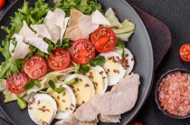 Пошаговый рецепт салата с копченой курицей для настоящих гурманов