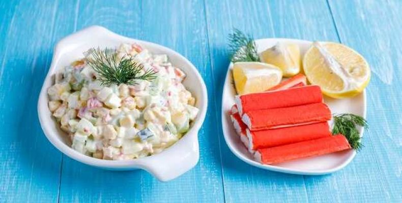 Простой и быстрый салат из крабовых палочек для любого повода