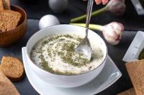 Как приготовить вкусный сметанный соус для салатов и мясных блюд